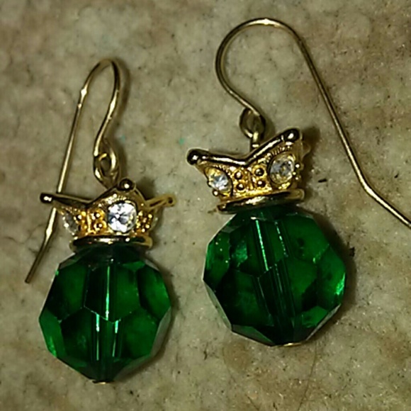 Gold French hook earrings with crowns - Picture 5 of 7